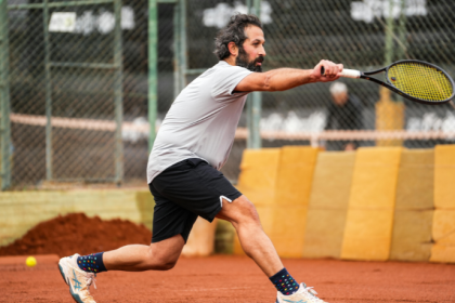 Teciomar Abila alerta para as lesões mais comuns no tênis e os treinos que previnem riscos.