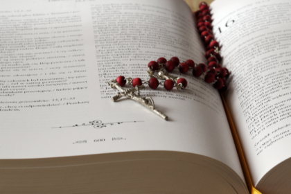 Jose Eduardo De Oliveira e Silva destaca o papel do Papa na unidade e liderança da Igreja Católica.