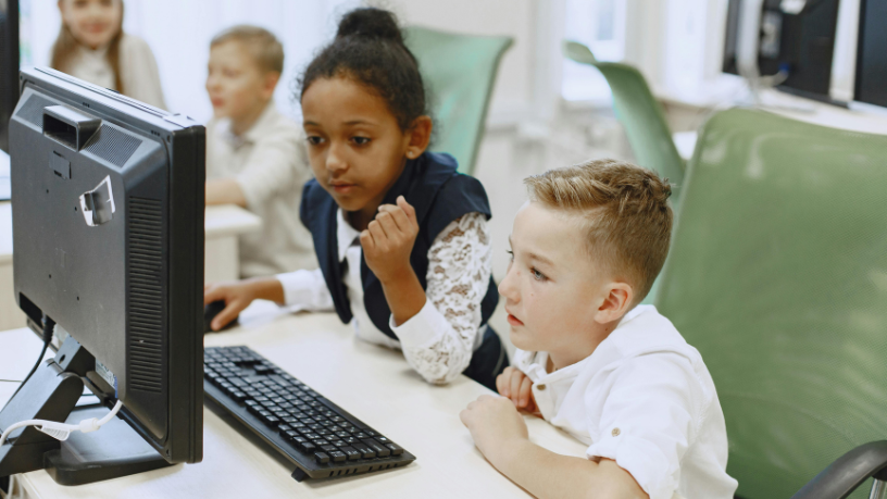 Uma análise de Sérgio Bento De Araújo sobre os riscos e benefícios da alfabetização e do letramento impulsionados por IA.