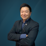 A blefaroplastia rejuvenesce o olhar sem perder naturalidade, removendo excesso de pele e bolsas, destaca Milton Seigi Hayashi.