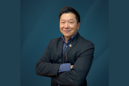 A blefaroplastia rejuvenesce o olhar sem perder naturalidade, removendo excesso de pele e bolsas, destaca Milton Seigi Hayashi.