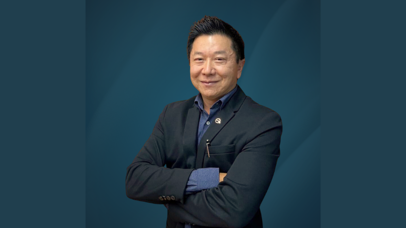 A blefaroplastia rejuvenesce o olhar sem perder naturalidade, removendo excesso de pele e bolsas, destaca Milton Seigi Hayashi.