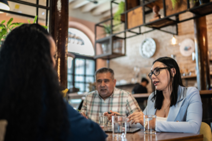 O Clube dos Seguradores da Bahia promoveu um jantar institucional para apresentar o balanço das atividades recentes e o planejamento estratégico para 2026, reunindo representantes do mercado de seguros e convidados do setor empresarial. O encontro reforçou a importância do diálogo entre lideranças e a construção coletiva de agendas voltadas ao fortalecimento institucional. A iniciativa também marcou um momento de prestação de contas. O ambiente favoreceu alinhamento e troca de perspectivas. A agenda setorial ganhou clareza. Durante o evento, o balanço destacou ações desenvolvidas ao longo do período anterior, com ênfase em iniciativas de capacitação, integração entre associados e fortalecimento da representatividade do setor. As atividades realizadas evidenciaram o papel do clube como espaço de articulação e debate técnico. O histórico recente foi apresentado de forma estruturada. Os resultados serviram de base para as próximas decisões. A continuidade das ações foi ressaltada. O planejamento para 2026 foi apresentado como eixo central do encontro, contemplando metas voltadas à qualificação profissional, ampliação do relacionamento institucional e promoção de eventos técnicos. A proposta busca acompanhar as transformações do mercado e responder a novas demandas regulatórias e tecnológicas. O foco está em preparar o setor para desafios futuros. A estratégia prioriza eficiência e cooperação. O cronograma prevê ações ao longo do ano. O jantar também funcionou como espaço de networking, aproximando lideranças do mercado de seguros na Bahia. A interação informal favoreceu a troca de experiências e a construção de parcerias. O encontro reforçou a relevância de ambientes presenciais para fortalecer relações institucionais. A integração entre profissionais foi valorizada. O setor se fortalece por meio do diálogo contínuo. Entre os temas debatidos estiveram a adaptação do mercado às mudanças económicas, a evolução do perfil do consumidor e a incorporação de inovação nos processos do setor. A discussão sinalizou preocupação com sustentabilidade e governança. O planejamento considera cenários variados. A capacidade de antecipação foi destacada. O setor busca resiliência. A apresentação do planejamento evidenciou a intenção de ampliar a presença institucional do clube em fóruns e debates relevantes. A atuação proativa visa contribuir para a construção de políticas e práticas alinhadas às necessidades do mercado. A representatividade foi tratada como prioridade. O diálogo com entidades e parceiros será intensificado. A estratégia reforça o papel institucional. O evento também reafirmou a importância da transparência na gestão associativa. A prestação de contas fortalece a confiança dos associados e legitima as ações futuras. O balanço apresentado serviu como instrumento de avaliação. A governança foi enfatizada. A organização busca manter padrões elevados de gestão. No contexto regional, iniciativas como essa reforçam a maturidade do mercado de seguros baiano. A articulação entre agentes do setor contribui para a profissionalização e a inovação. O planejamento para 2026 dialoga com tendências nacionais. A atuação regional ganha projeção. O setor se posiciona de forma estratégica. Ao final, o jantar promovido pelo CSP Bahia consolidou um momento de alinhamento institucional e planejamento para 2026. A apresentação do balanço e das metas futuras fortaleceu a coesão entre associados. O evento reforçou o compromisso com desenvolvimento, transparência e inovação. O setor segue preparado para novos desafios. A agenda definida orienta os próximos passos com clareza e foco estratégico.