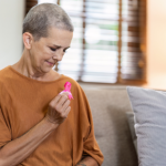 Vinicius Tadeu Sattin Rodrigues explica os sintomas mamários e o momento em que a mamografia deixa de ser apenas rastreamento de rotina.