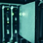 Rack de servidores em um datacenter moderno, com equipamentos de tecnologia organizados em um ambiente de infraestrutura digital.
