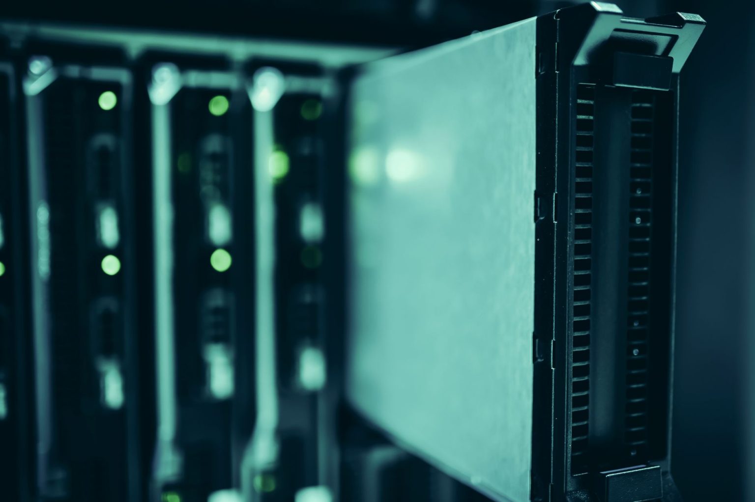 Rack de servidores em um datacenter moderno, com equipamentos de tecnologia organizados em um ambiente de infraestrutura digital.