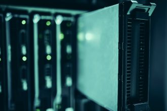 Rack de servidores em um datacenter moderno, com equipamentos de tecnologia organizados em um ambiente de infraestrutura digital.