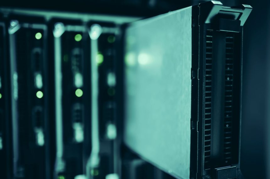 Rack de servidores em um datacenter moderno, com equipamentos de tecnologia organizados em um ambiente de infraestrutura digital.