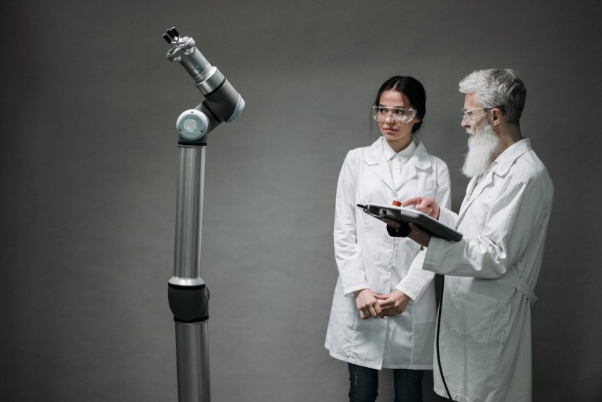 Pesquisadores trabalham com tecnologia robótica em um laboratório.