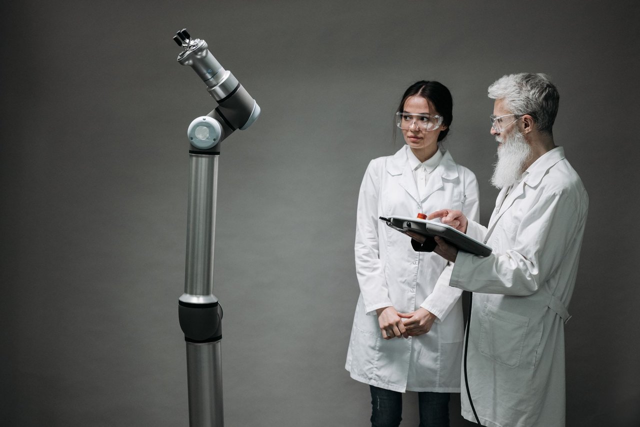 Pesquisadores trabalham com tecnologia robótica em um laboratório.