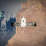 Satélite em órbita sobre a Terra, com o oceano visível ao fundo