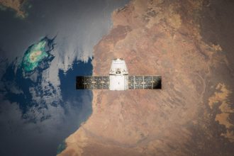 Satélite em órbita sobre a Terra, com o oceano visível ao fundo